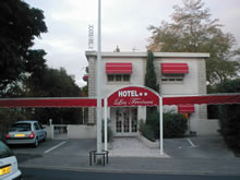 Front view of Hotel les Trones